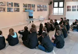 Le classi di 4^ e di 5^ delle scuole primarie cittadine in visita alla mostra